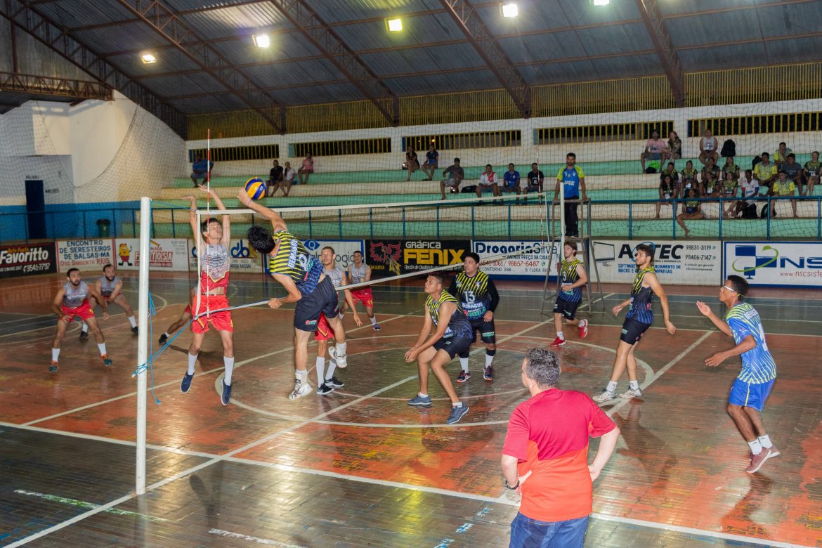 Time de vôlei masculino da UEMASUL, competindo com suas oponentes em quadra.