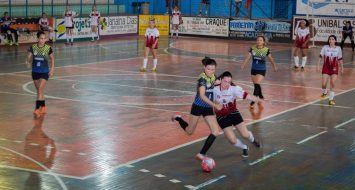 Time feminino de futsal da UEMASUL em partida contra time oponente.