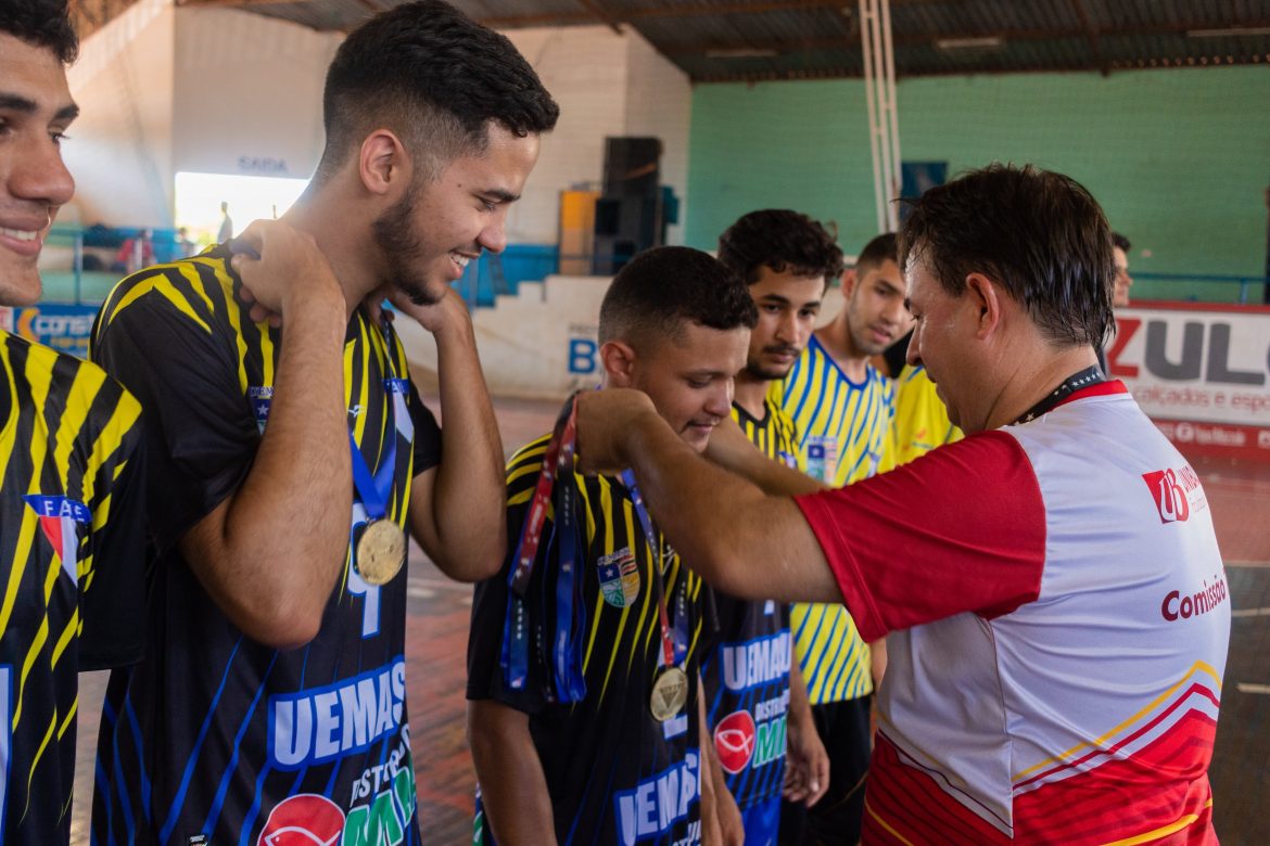 Time da UEMASUL recebendo medalhas por sua vitória na competição.