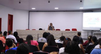 Alunos e palestrante no auditório da UEMASUL.