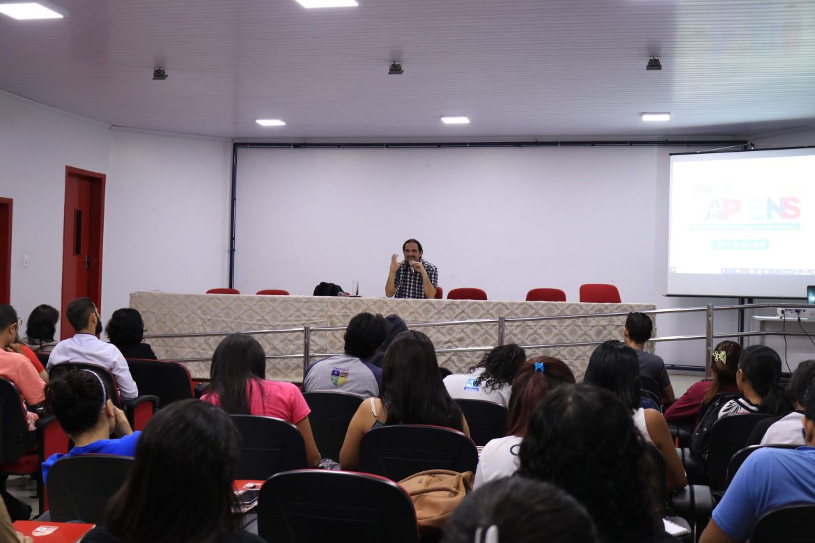 Alunos e palestrante no auditório da UEMASUL. 