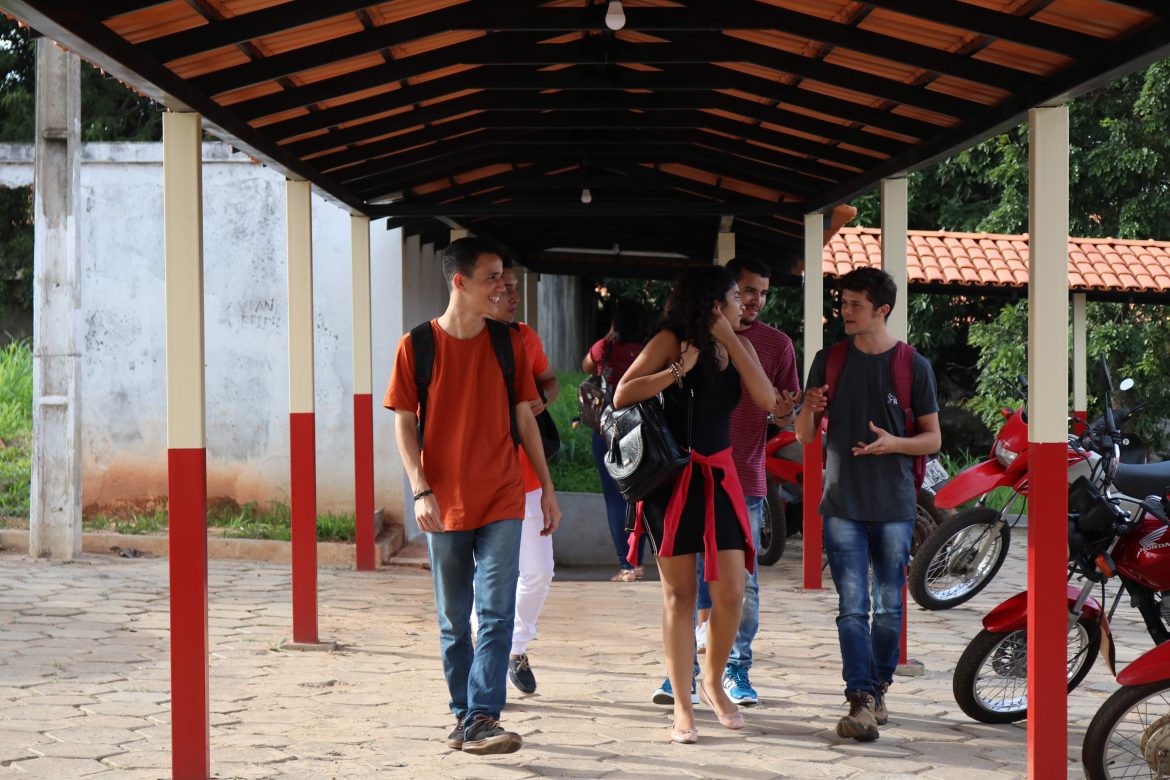 Acadêmicos conversando enquanto caminham em um corredor da UEMASUL.