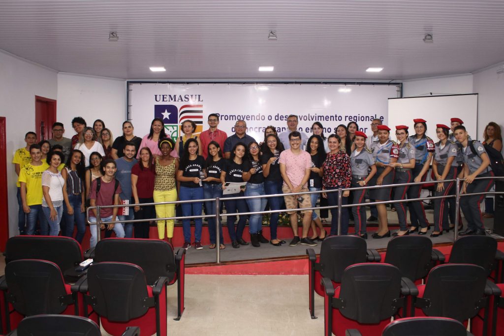 Alunos e representantes de instituições de ensino participam da cerimônia de encerramento.