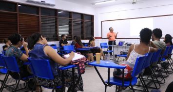 Estudantes acompanham aula na UEMASUL.