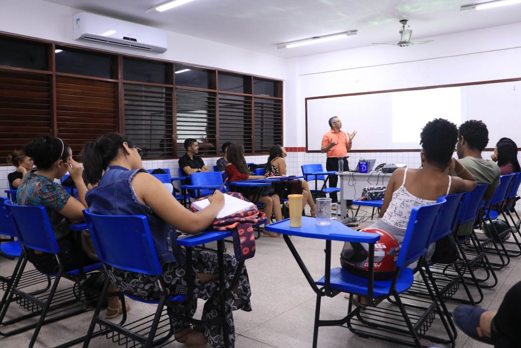 Estudantes acompanham aula na UEMASUL.