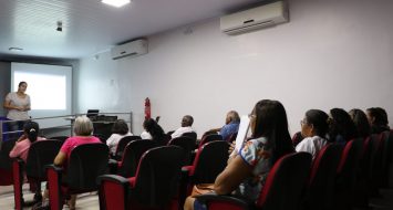 Idosos da Universidade Aberta à Terceira Idade, campus Imperatriz, durante palestra no auditório.