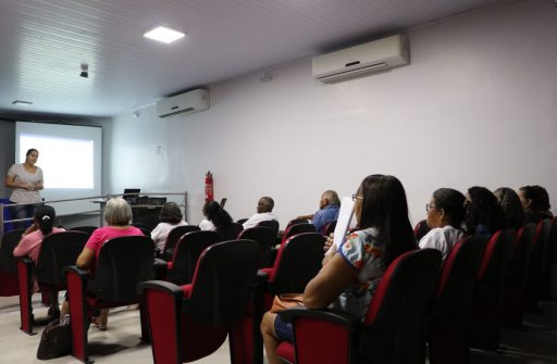 Idosos da Universidade Aberta à Terceira Idade, campus Imperatriz, durante palestra no auditório.