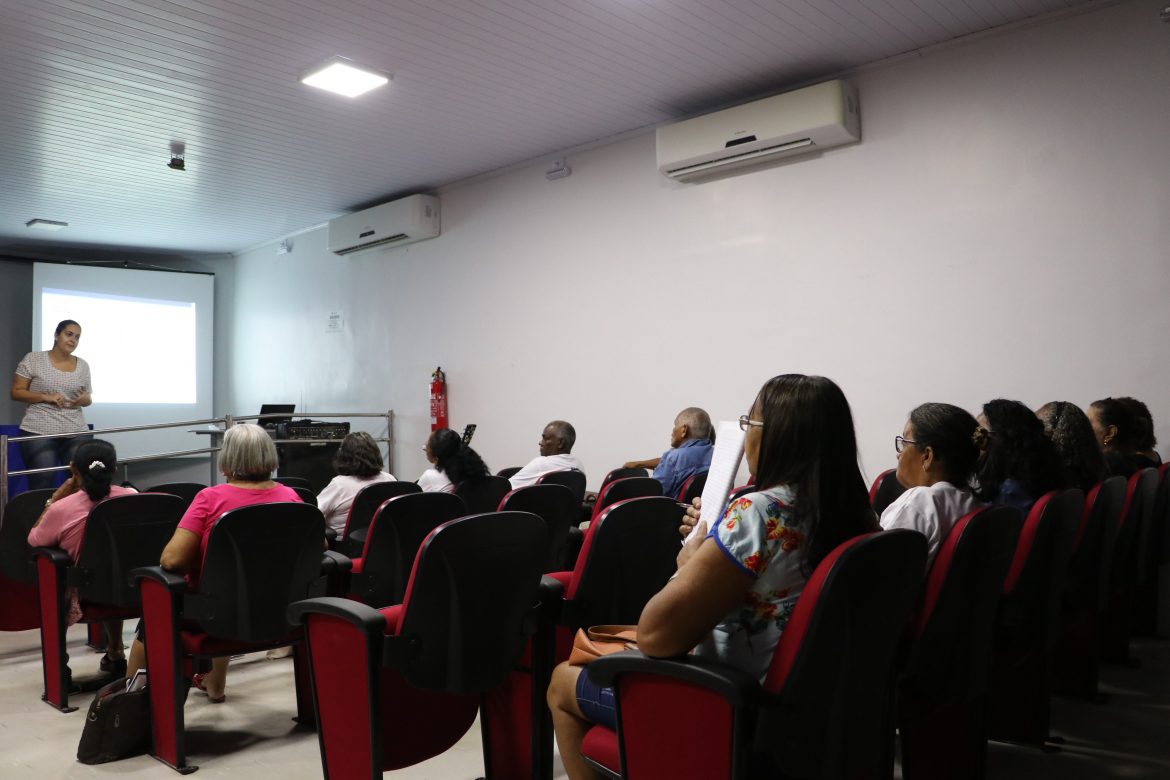 Idosos da Universidade Aberta à Terceira Idade, campus Imperatriz, durante palestra no auditório. 