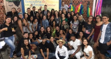 Estudantes do curso de Letras reunidos para foto oficial do Seminário de Pesquisa em Relações Étnico-Raciais e Direitos Humanos.