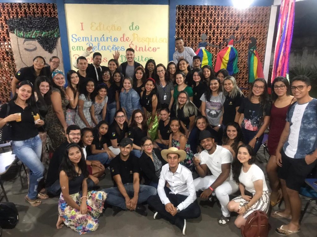 Estudantes do curso de Letras reunidos para foto oficial do Seminário de Pesquisa em Relações Étnico-Raciais e Direitos Humanos.