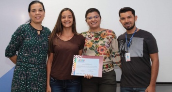 Acadêmica recebe premiação de professores da UEMASUL.