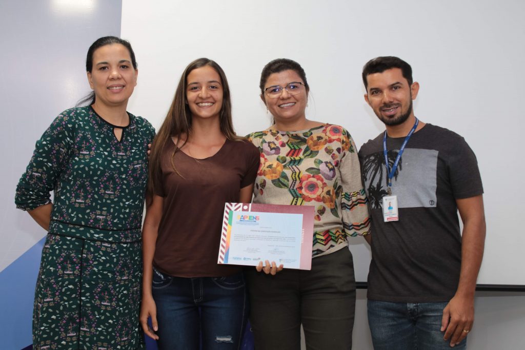 Acadêmica recebe premiação de professores da UEMASUL.