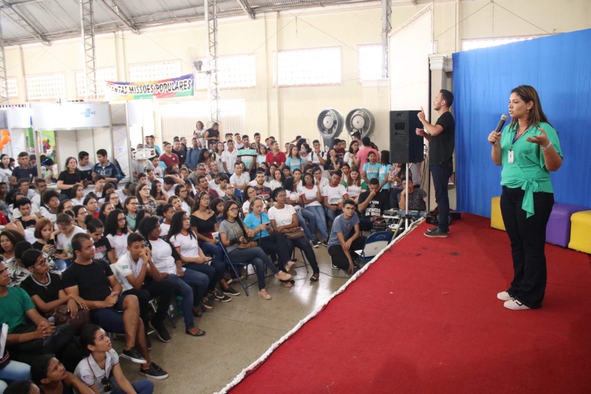 Professores e alunos durante abertura da Semana Nacional de Ciência e Tecnologia em Açailândia.