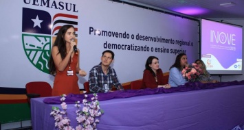 Acadêmica realiza discurso durante cerimônia do INOVE, no auditório da UEMASUL.