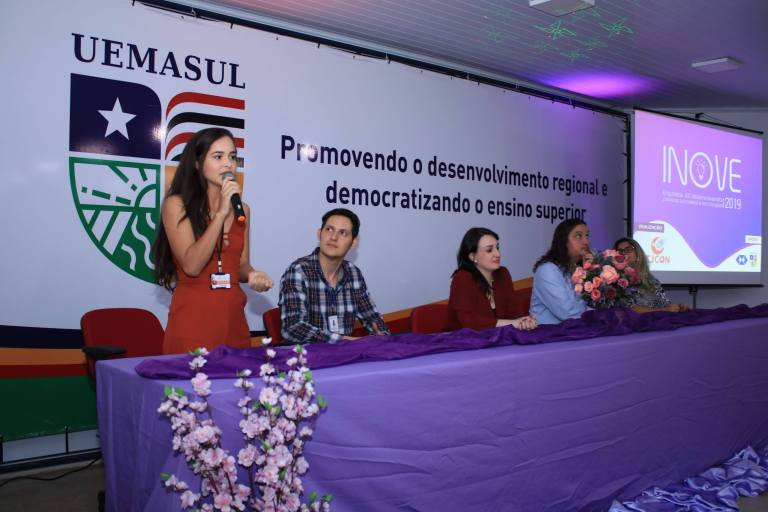 Acadêmica realiza discurso durante cerimônia do INOVE, no auditório da UEMASUL.