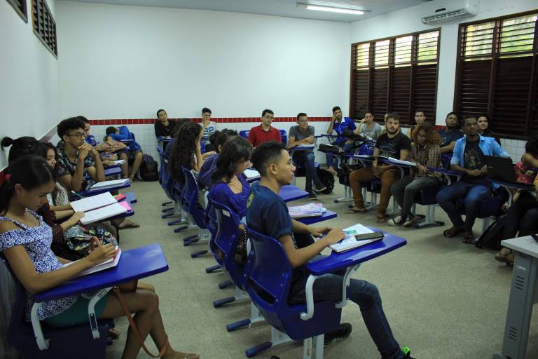 Acadêmicos reunidos na sala de aula.