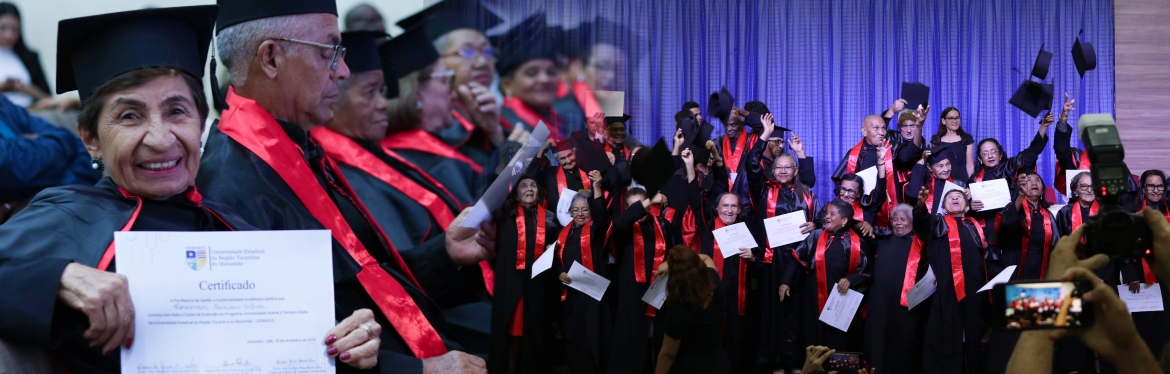 Alunos da Universidade Aberta à Terceira Idade - UATI, da UEMASUL.